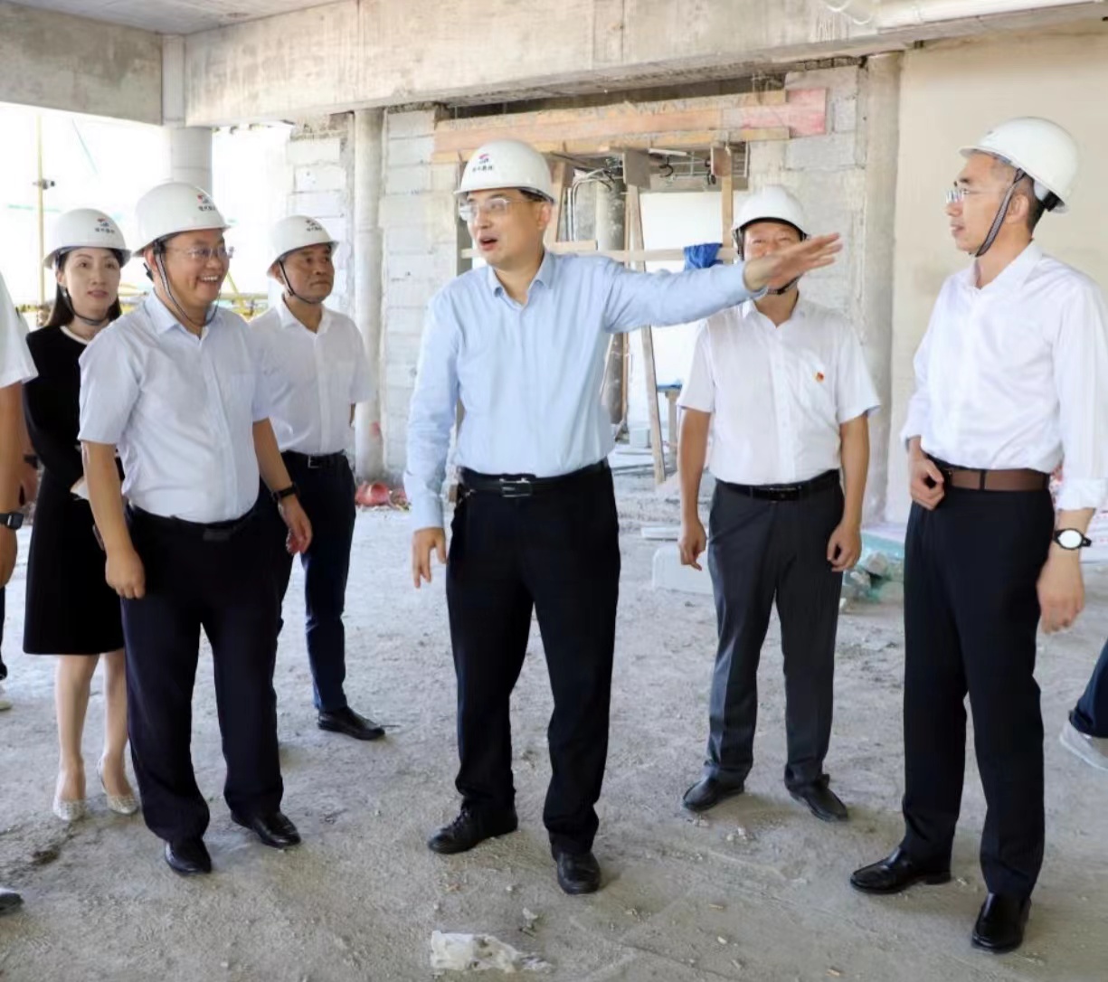 蔡任杰在视察施工场地.jpg