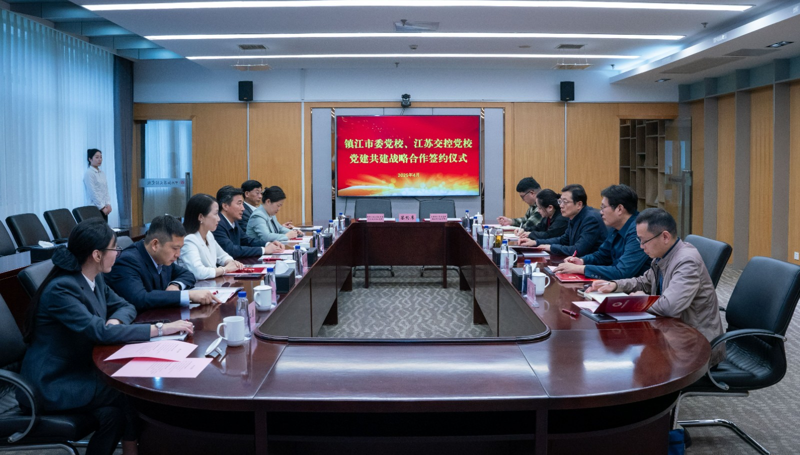 1.会议现场.jpg